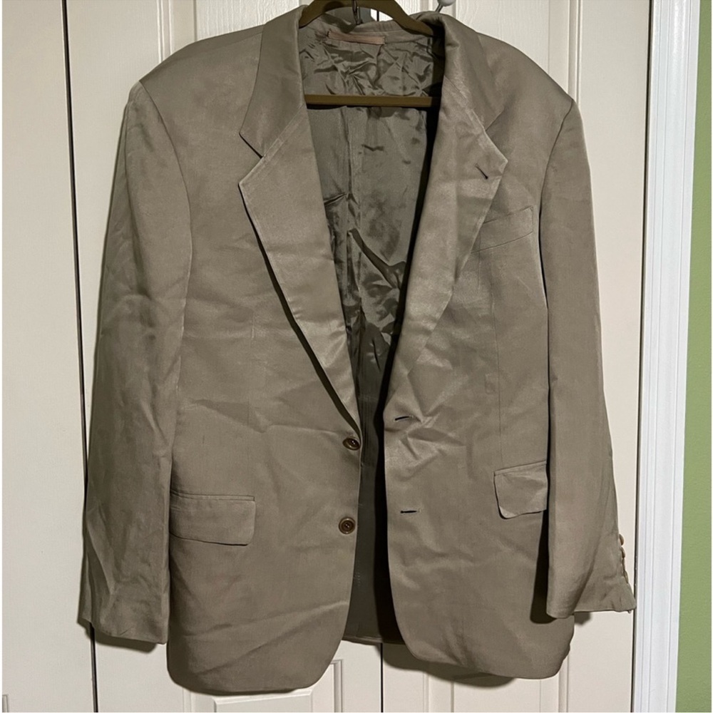 Men Hugo Boss Elegant Tan Jacket like new condition L 31, sleeves 25